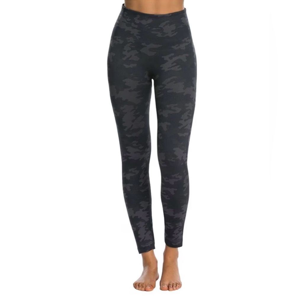 SPANX Look at Me Now Seamless Camo Leggings
-‎ Black Camo